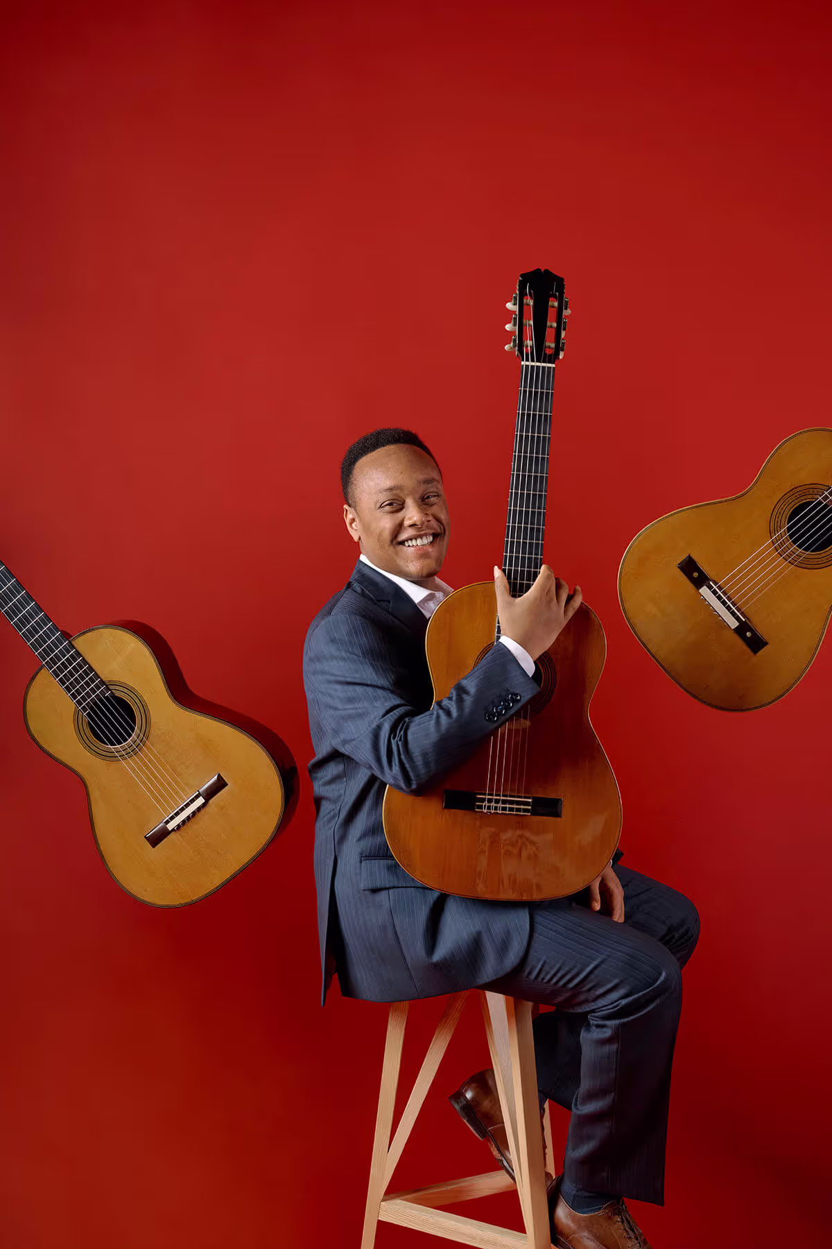 portrait of Raphaël feuillâtre with his guitar