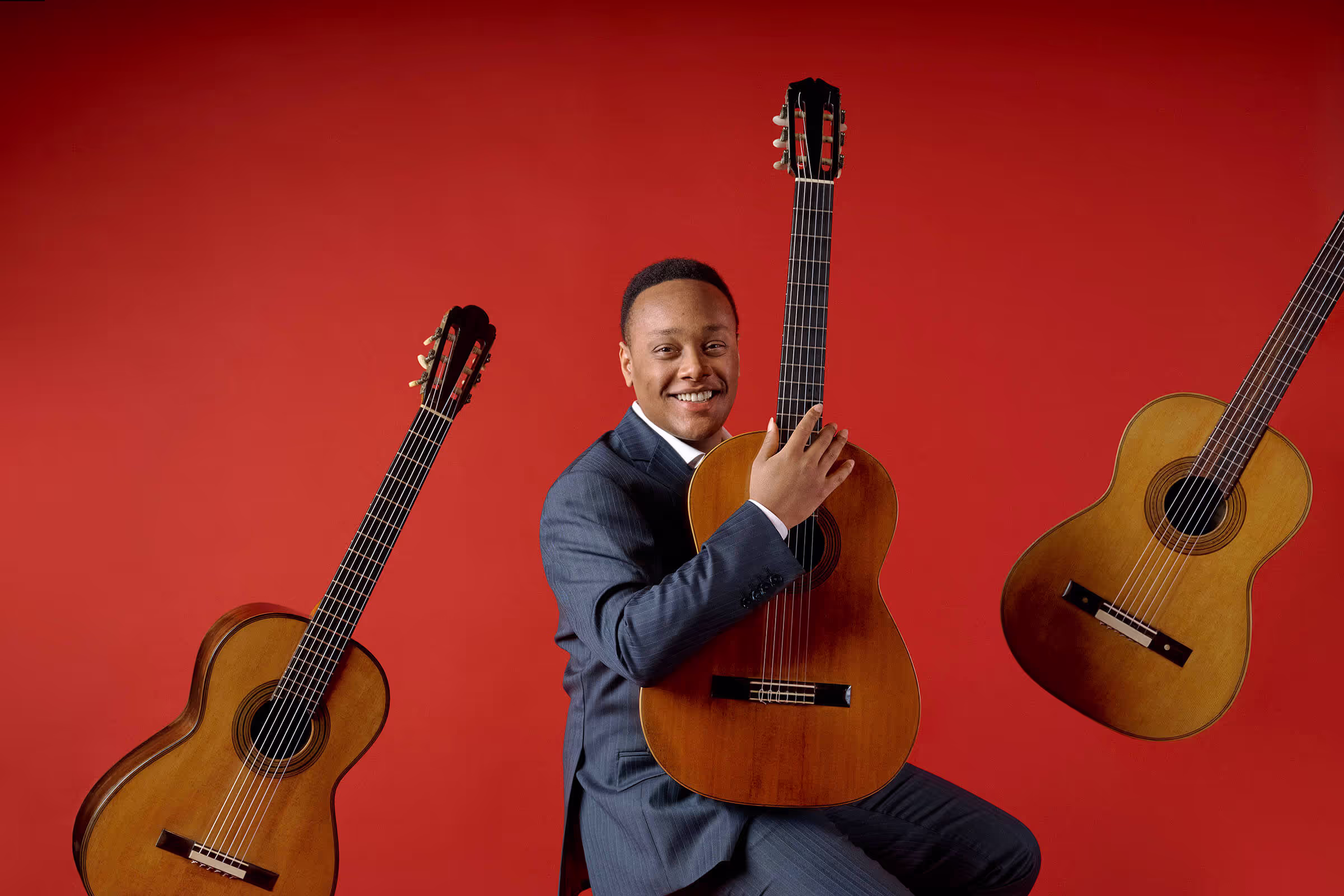 portrait of Raphaël feuillâtre with his guitar